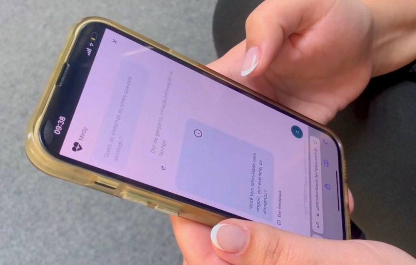 usuário interagindo com aplicativo de telemedicina com ia da TopMed