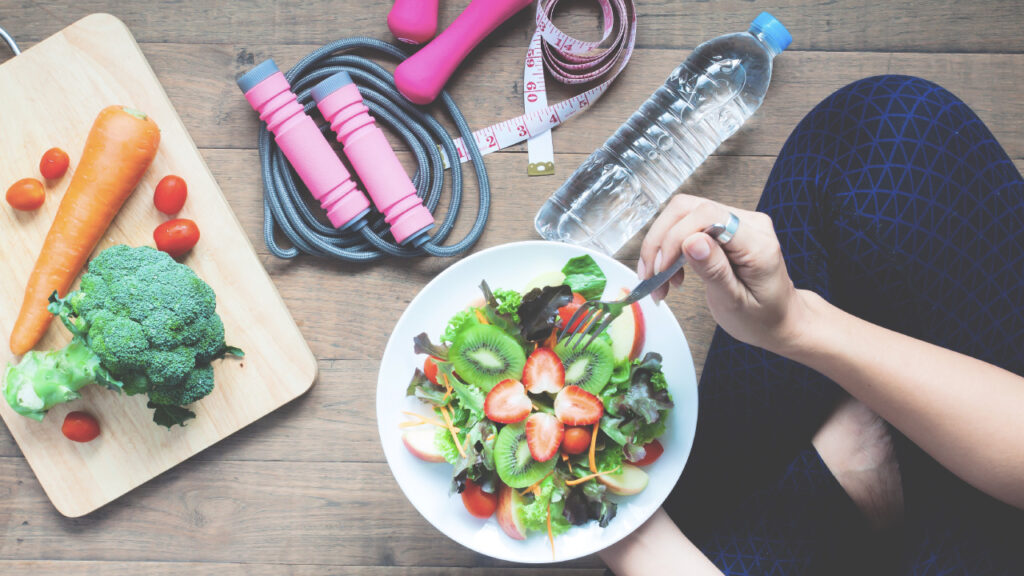 comer salada, frutas, legumes, beber água e fazer exercícios são hábitos saudáveis