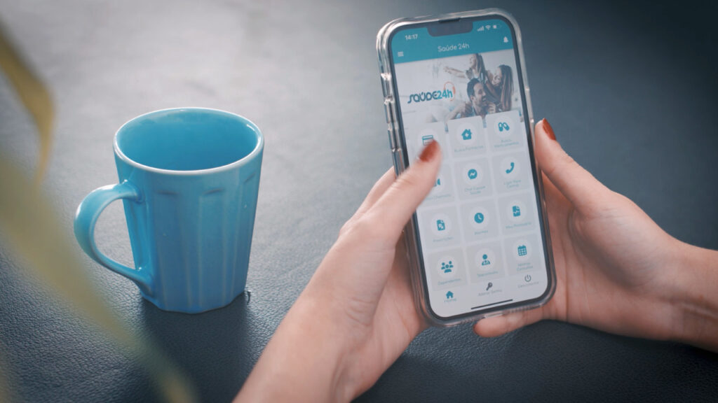usuário usando app Saúde24h