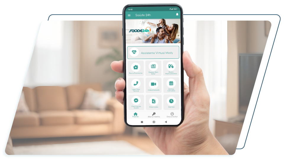 usuário segurando celular com app Saúde24h aberto na página inicial