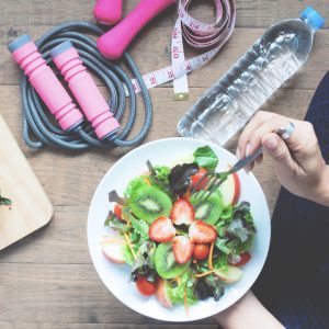 comer salada, frutas, legumes, beber água e fazer exercícios são hábitos saudáveis